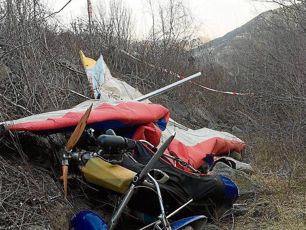 Estado en el que quedó el ala delta del fallecido tras estrellarse en el paraje del Raso de Castejón de Sos, cerca del río Ésera.