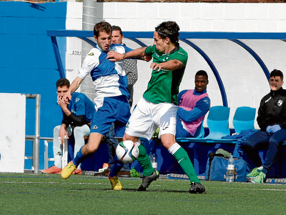 Kevin Lacruz pugna por la pelota ante un jugador rival.