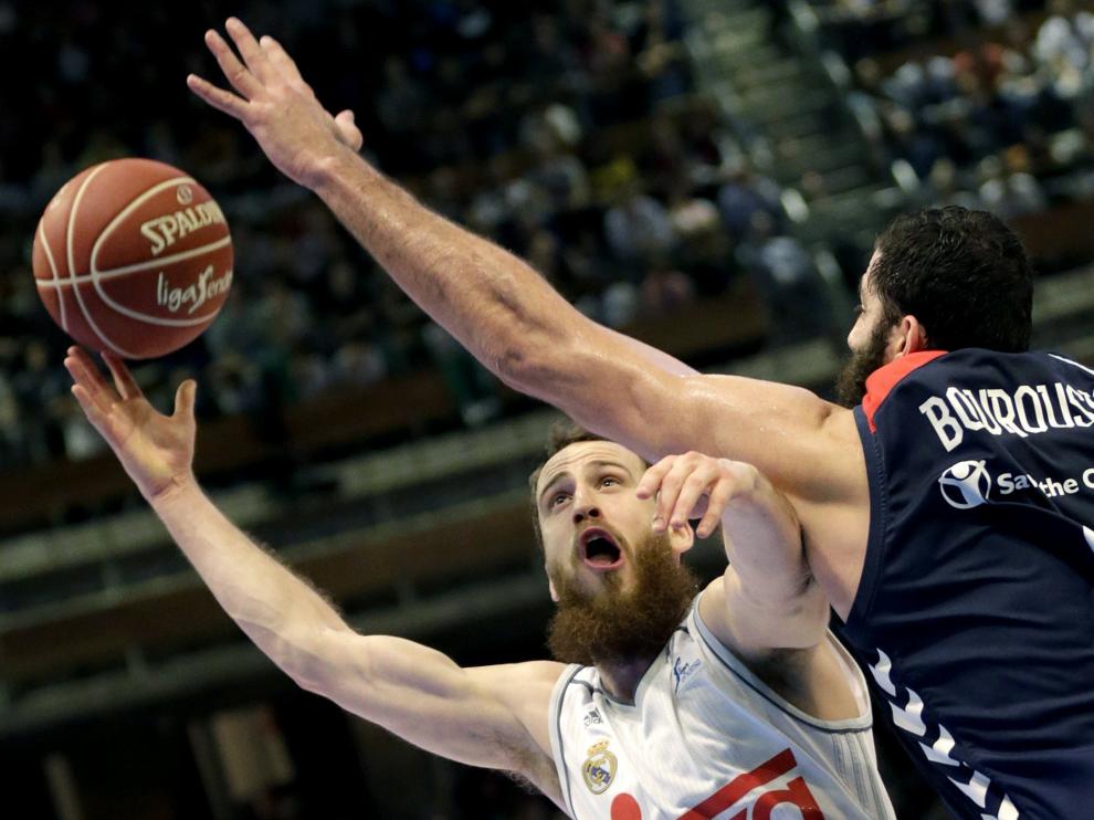 Bourousis defiende un tiro de Sergio Rodríguez en la semifinal del sábado.