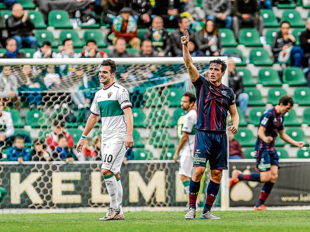 Cristian Fernández, con la mano levantada en primer término, tuvo que ser sustituido en la primera parte por lesión.