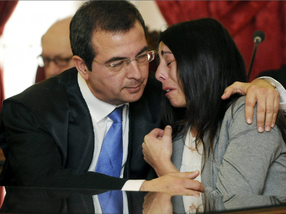 Al escuchar el veredicto Raquel Gago se ha derrumbado y ha roto a llorar en brazos de su abogado, Fermín Guerrero.
