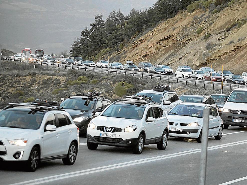 La circulación fue muy lenta durante unos dos kilómetros en la subida al puerto de Monrepós (N-330) en sentido Huesca, donde los conductores se veían obligados a parar y a arrancar continuamente.