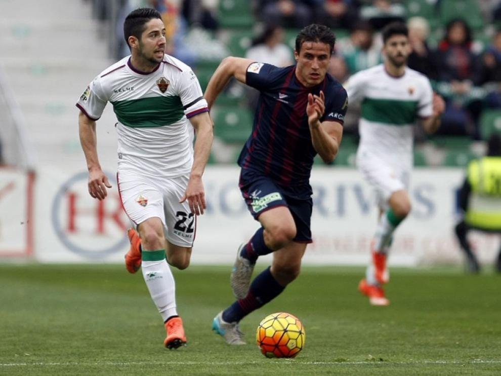 Una imagen del partido entre el Elche y el Huesca.