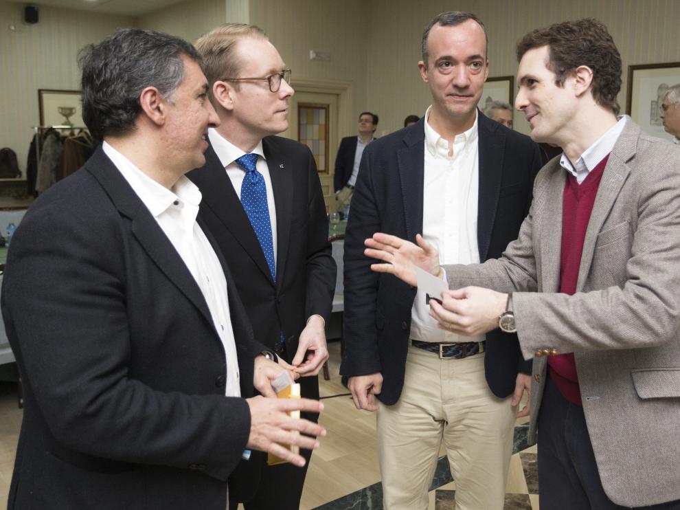 El vicesecretario de Comunicación del PP y diputado por Ávila, Pablo Casado (d), este domingo.