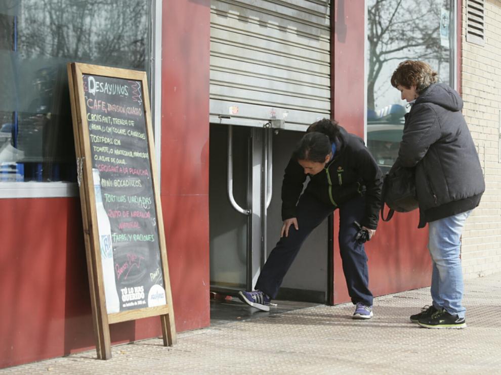 Encuentran dos cadáveres en un bar de Miralbueno