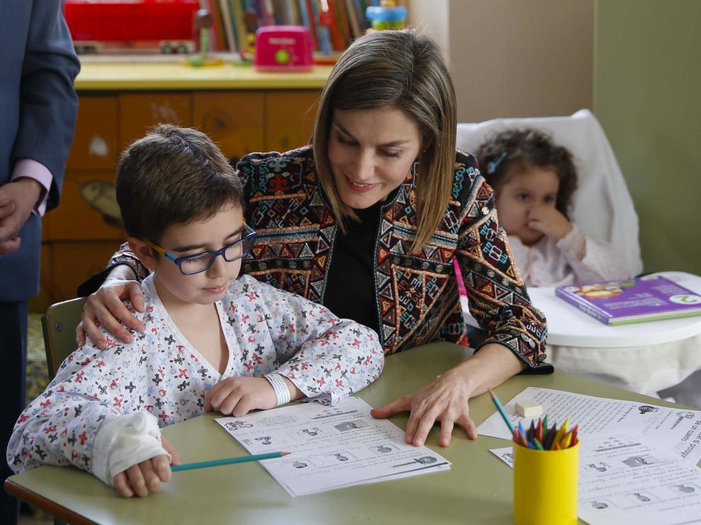 La Reina visita el colegio del hospital Niño Jesús