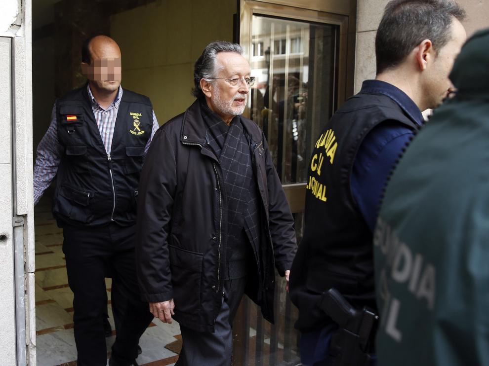 Alfonso Grau a la salida de su domicilio