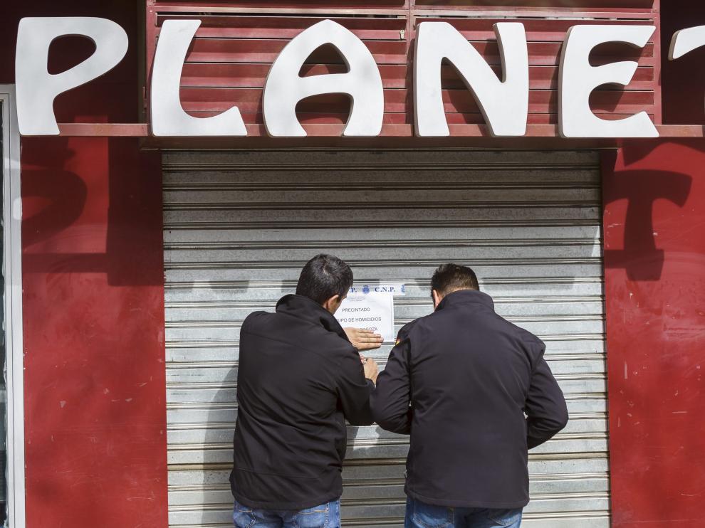 Tras acabar su trabajo dos agentes del Grupo de Homicidios precintaban ayer el bar Planet de Miralbueno, en el camino del Pilón.