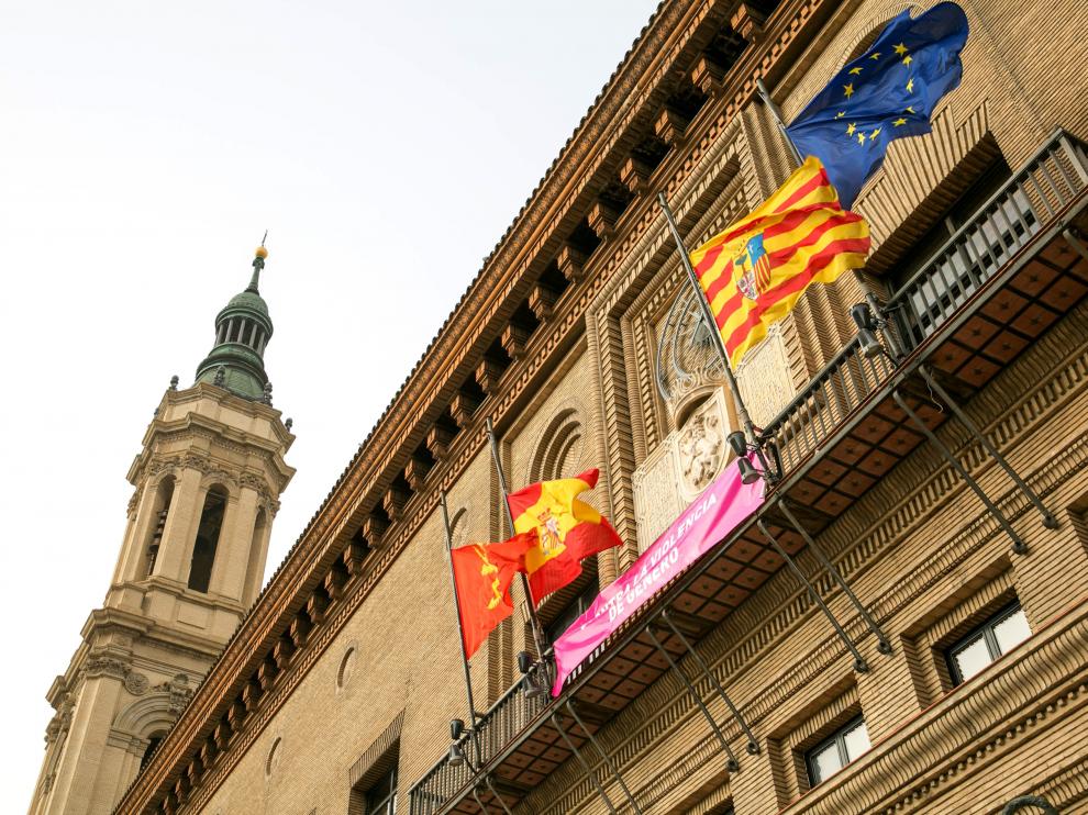 Banderas a media asta en Zaragoza
