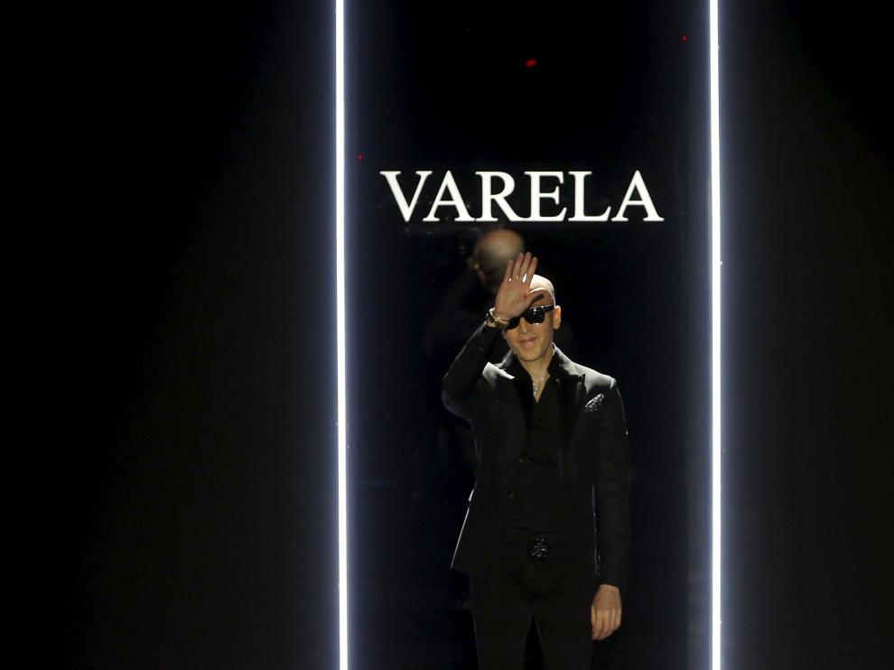 Felipe Varela saluda tras el desfile de su colección Otoño/Invierno 2016 durante la Semana de la Moda de Madrid.