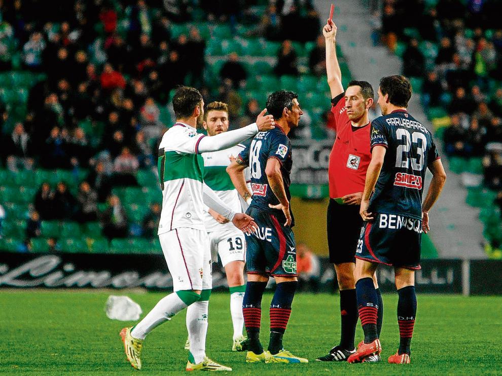La discutida expulsión de Nagore, por dos amarillas casi seguidas, impedirá a Anquela repetir once la próxima semana.