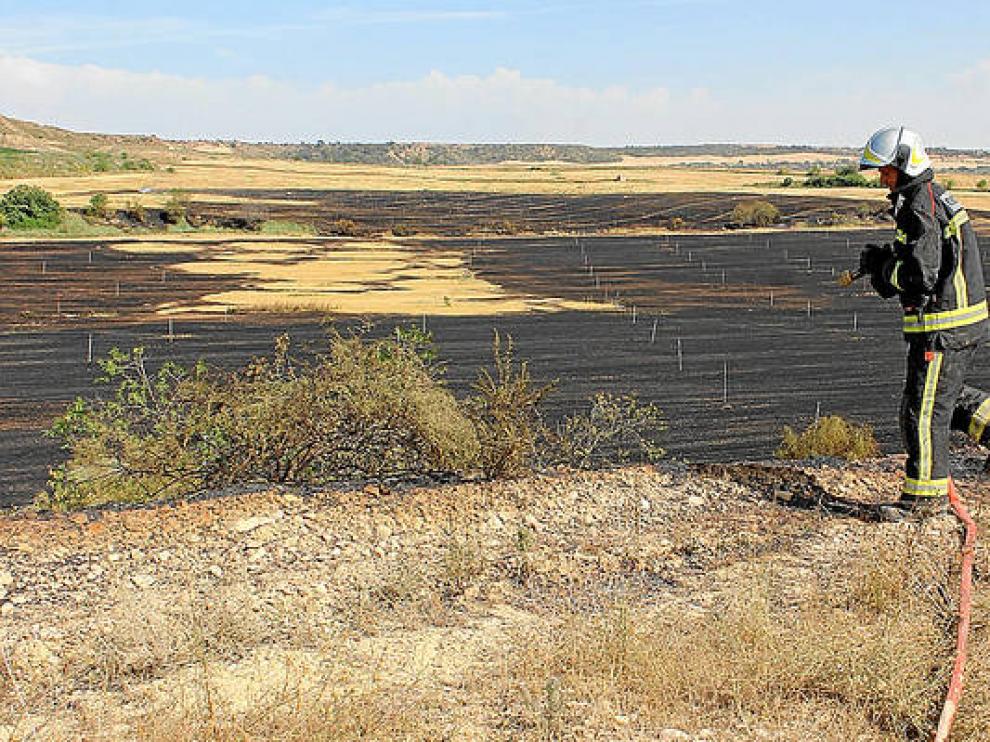 Un bombero, durante las tareas de extinción de un incendio en Sariñena