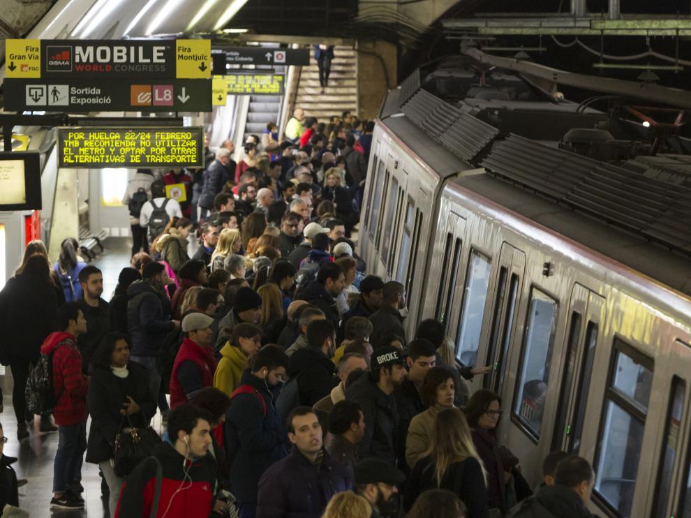 El Metro de Barcelona cierra una veintena de accesos