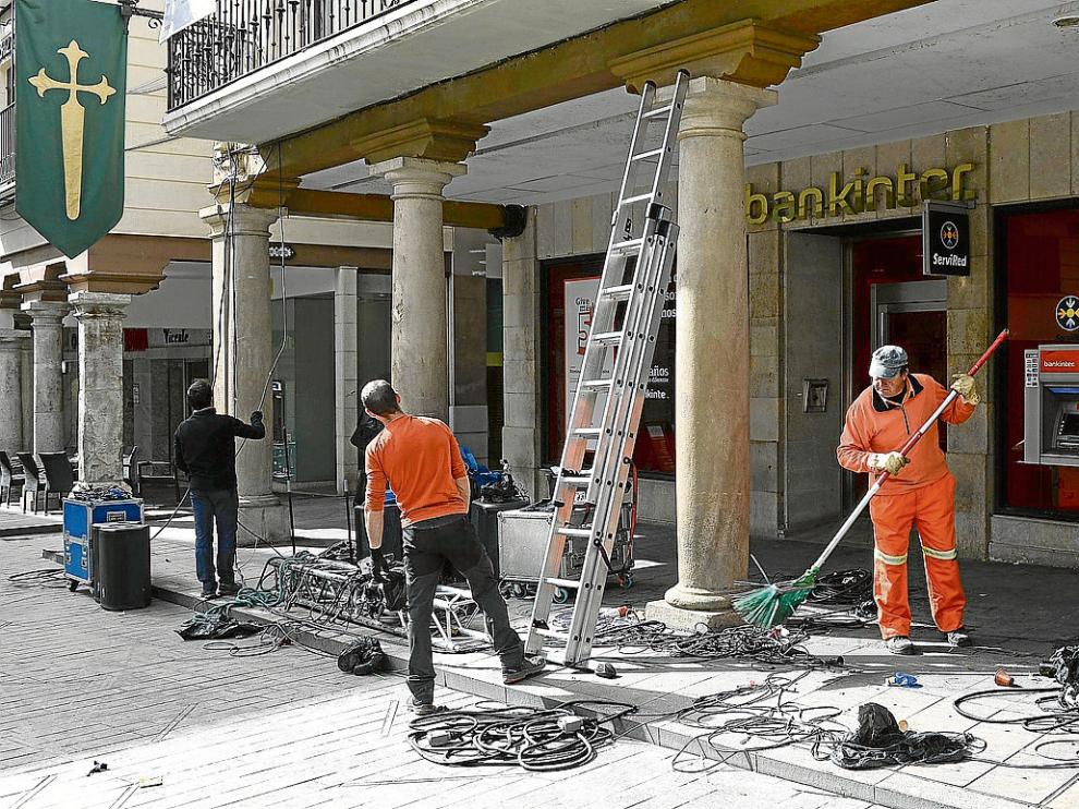 La foto muestra el cableado eléctrico y las mesas de sonido de los escenarios de la plaza del Torico.