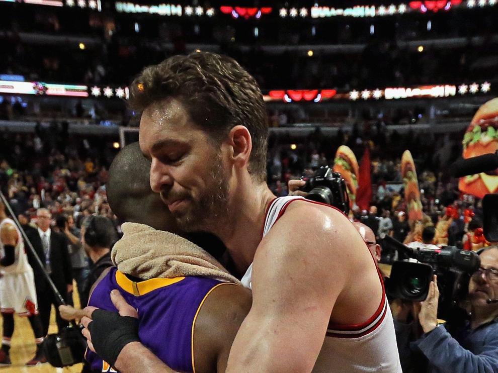 Gasol despide a Bryant con abrazos y victoria