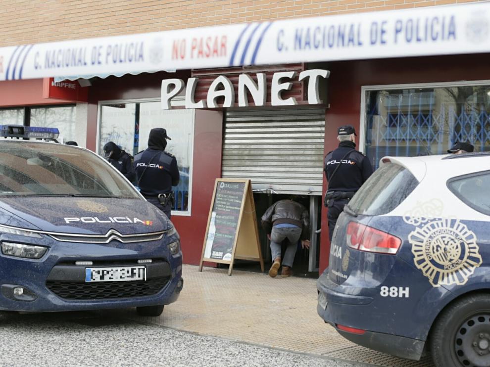 El bar Planet, en Miralbueno, acordonado por la Policía.