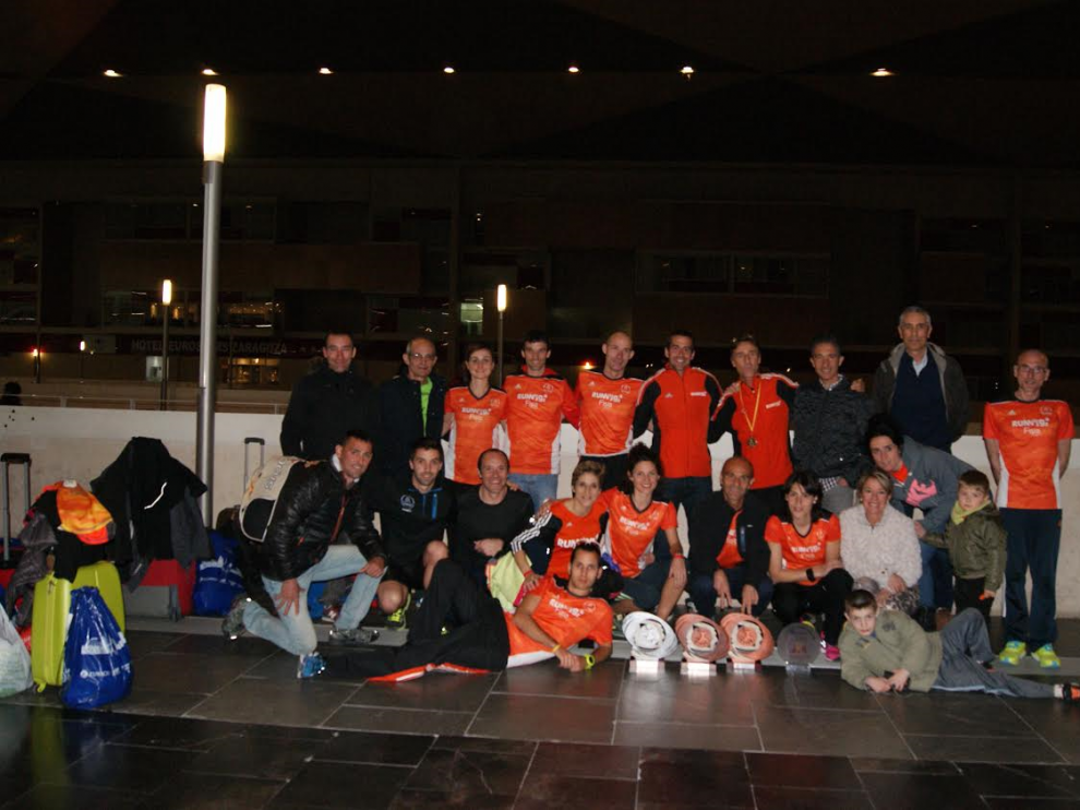 Los corredores de Running Zaragoza posan con los trofeos