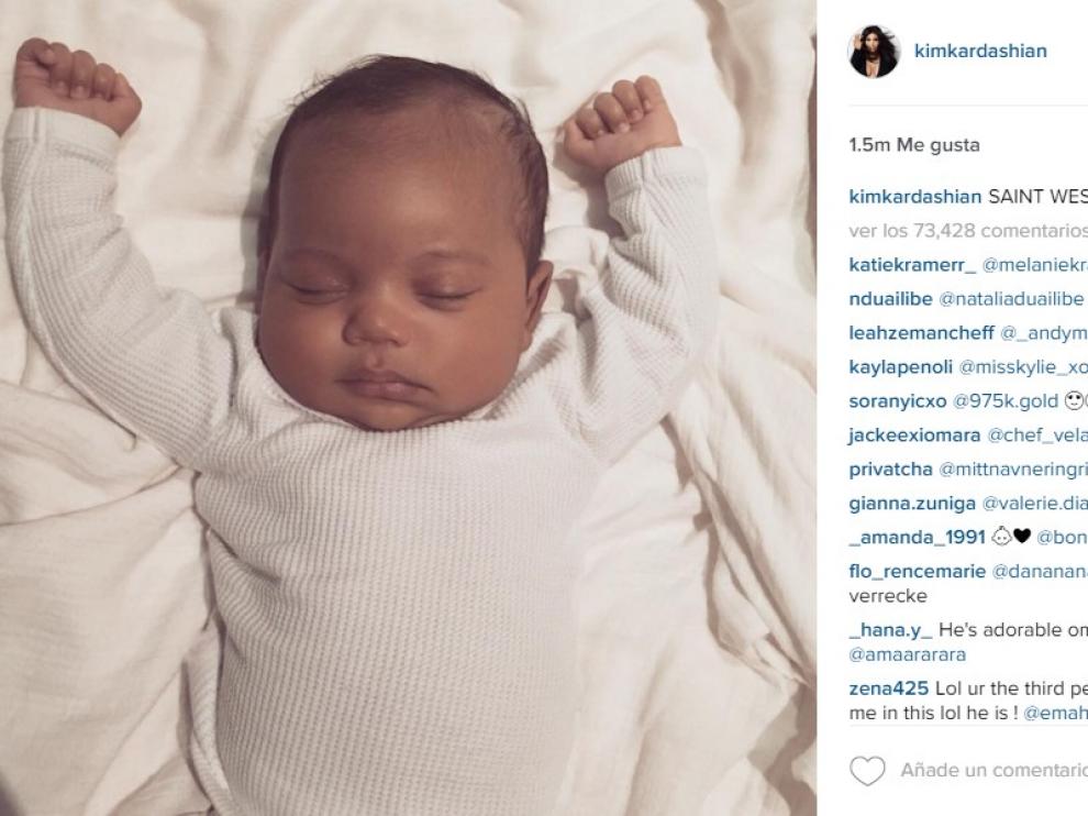 Kim Kardashian ha publicado una foto de su hijo Saint en las redes sociales