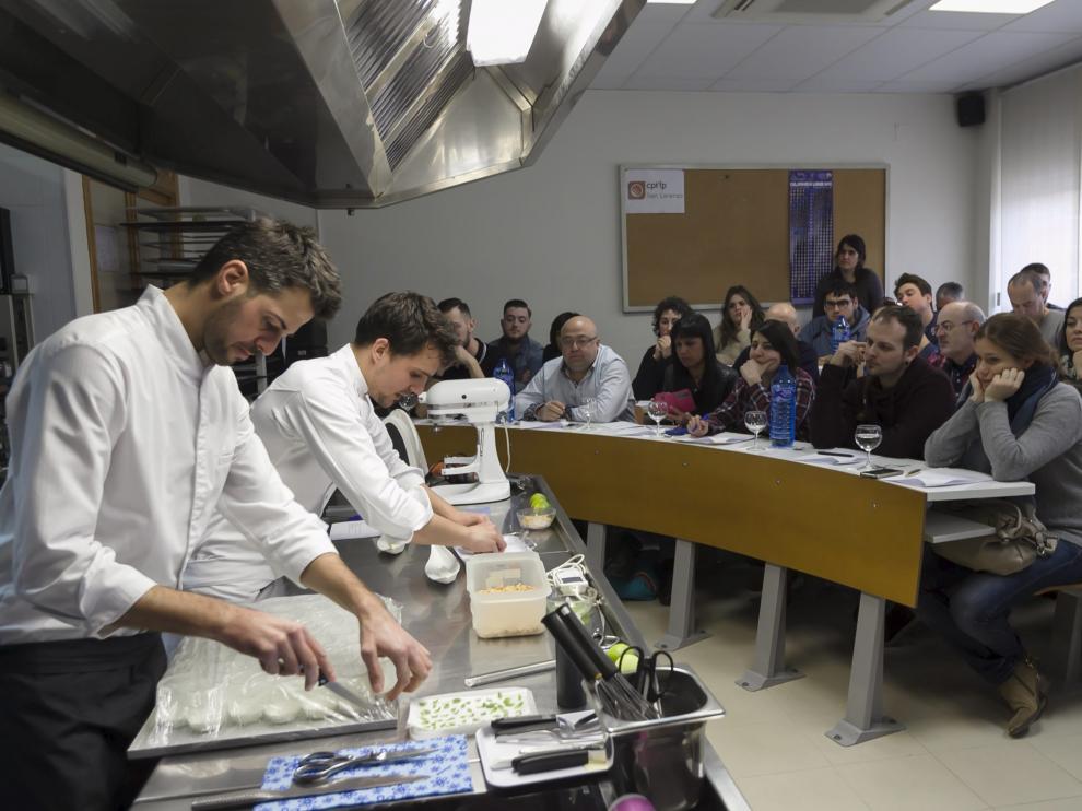 Miquel Guarro, en un momento del taller de repostería.