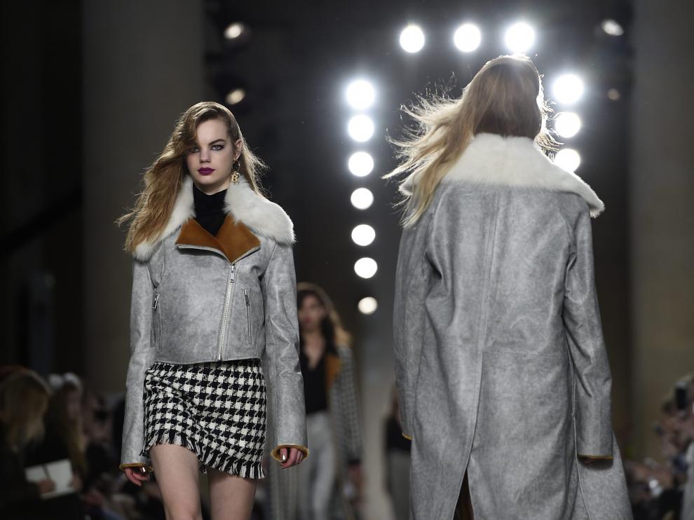 Alexander McQueen regresa a Londres con una colección sutil y sofisticada
