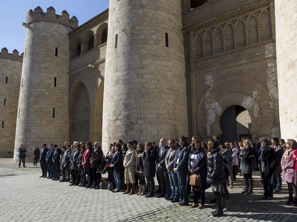Diputados y empleados de las Cortes de Aragón se concentraron ayer a las puertas del palacio de la Aljafería. A. Navarro