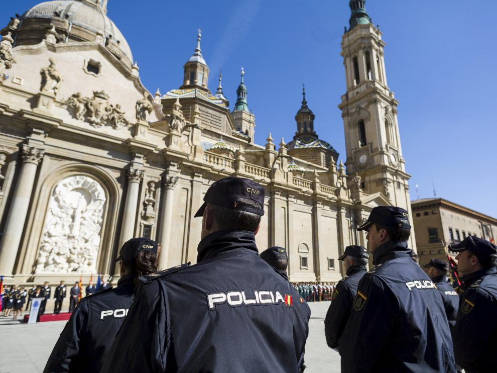 Unos 300 agentes de las unidades de la Jefatura de Policía de Aragón formaron en la plaza.