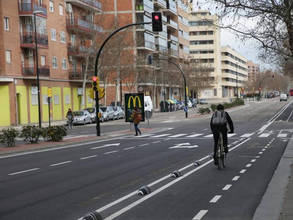 Nuevo carril bici en la avenida Puente del Pilar, abierto hace unos días.