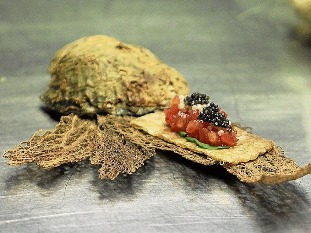 Tartar de tomate con huevas de caracol en un plato original.