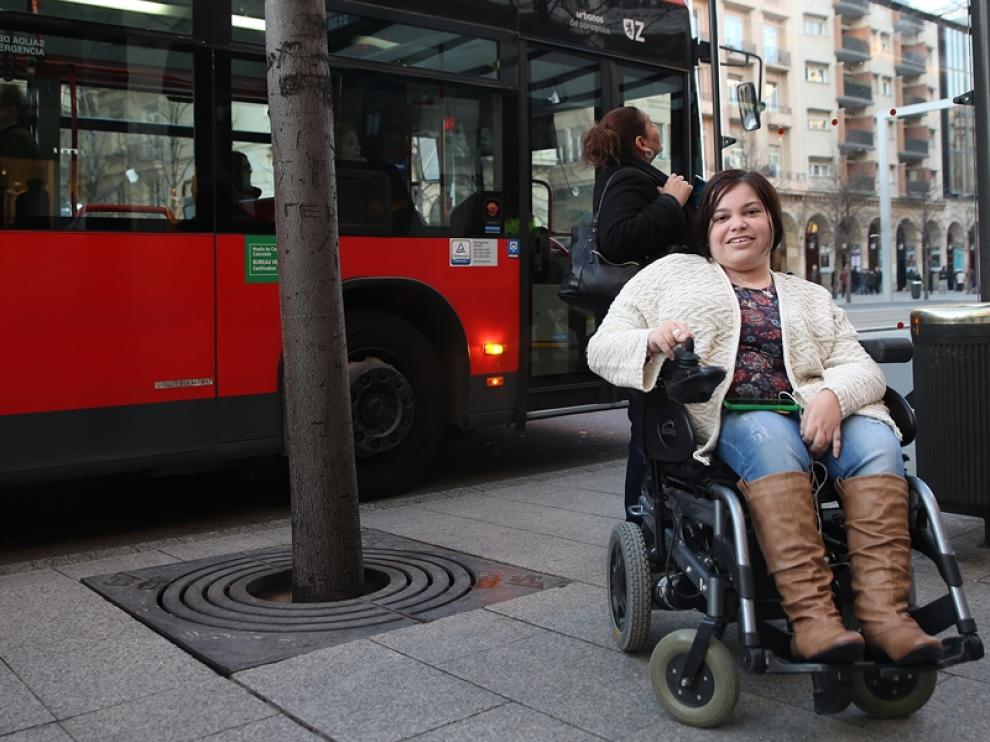 Nerea de la Natividad, junto a un autobús urbano.