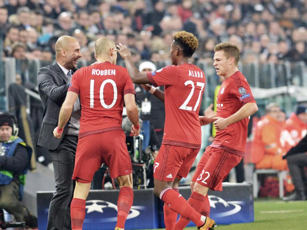Los jugadores del Bayern celebran con el entrenador Pep Guardiola.