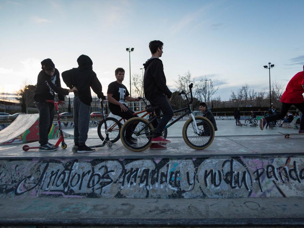 Unos chicos práctican en el skate park de Vía Hispanidad.