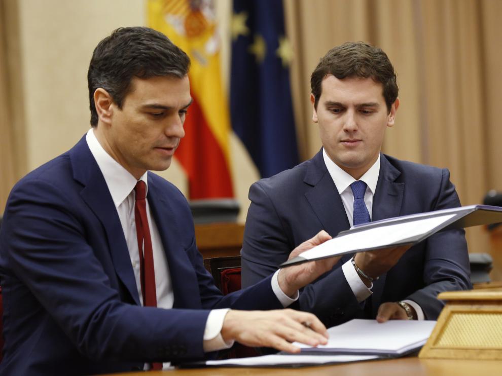 Sánchez y Rivera firman el acuerdo de investidura y legislatura