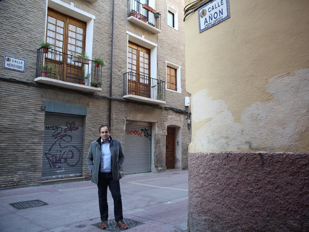 Albert Valentín, secretario técnico del Real Zaragoza desde Navidad, posa para HERALDO en la esquina de la calle Heroísmo con la calle Añón, donde estaba la casa de su padre y sus abuelos a la que vino en los veranos hasta que cumplió 15 años.
