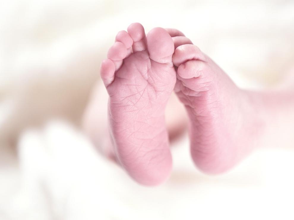 La idea es que la siembra vaginal permita que un bebé nacido por cesárea entre en contacto con las bacterias presentes en la vía del parto vaginal.