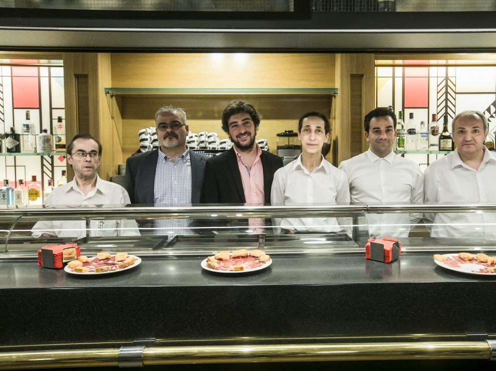 Magín Tomás, José Manuel Elías, Víctor Lasheras, María Bonel, David Jiménez y José Luis Tello, detrás de la barra del nuevo San Siro. asier alcorta