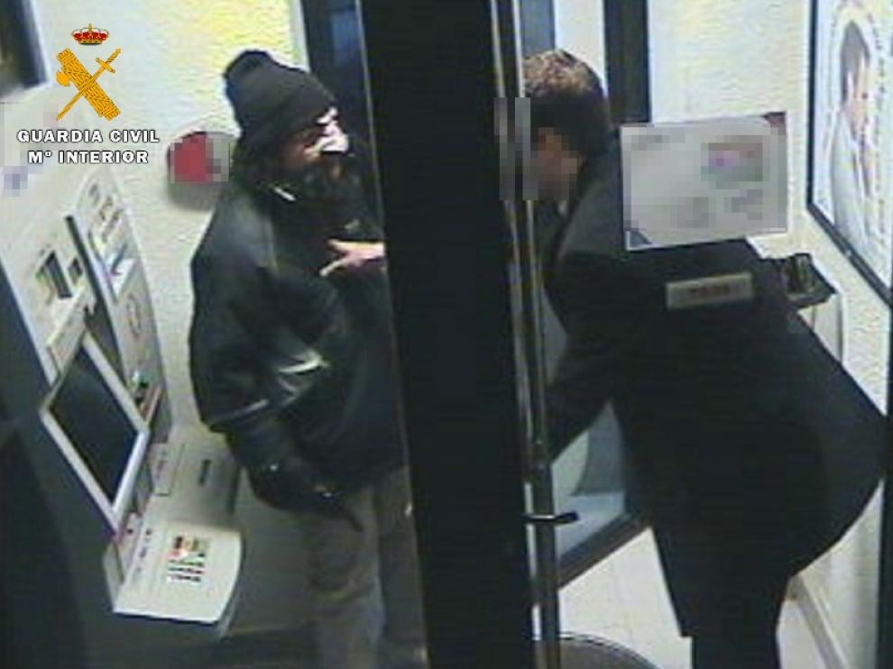 Una persona armada con un revolver y disfrazada asaltó al director de una sucursal bancaria en Osso de Cinca.