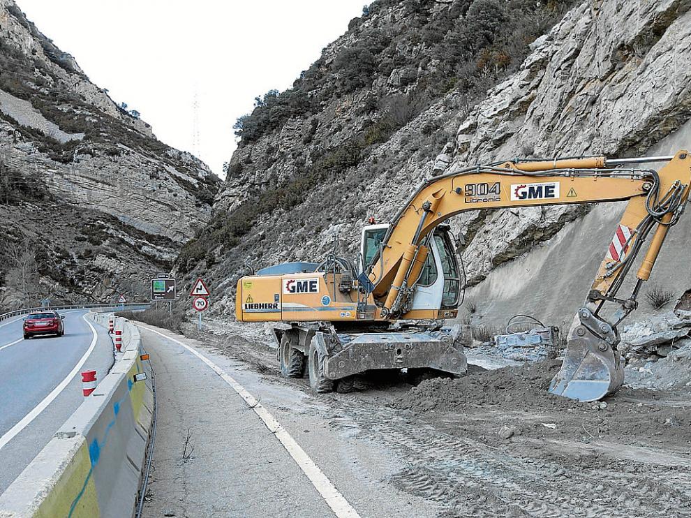 Una retroexcavadora prepara el acceso para iniciar las obras en paralelo a la N-330.