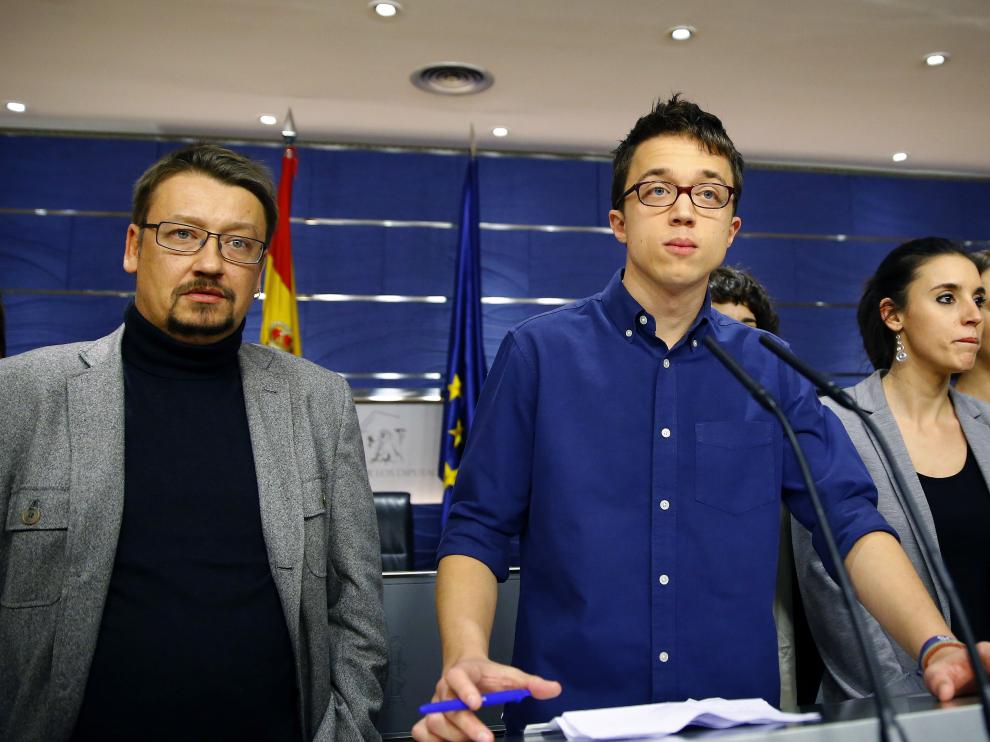 El portavoz de Podemos, Íñigo Errejón (c), junto a Irene Montero (3d), Carolina Bescansa (2d); afael Mayoral (d) y el portavoz de En Comú Podem en el Congreso, Xavier Domènech