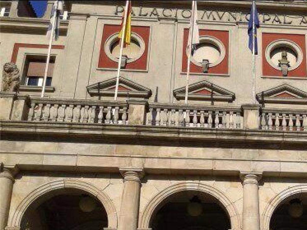 El busto de Juan Carlos I lleva 36 años luciendo en la fachada del Ayuntamiento de Ferrol.