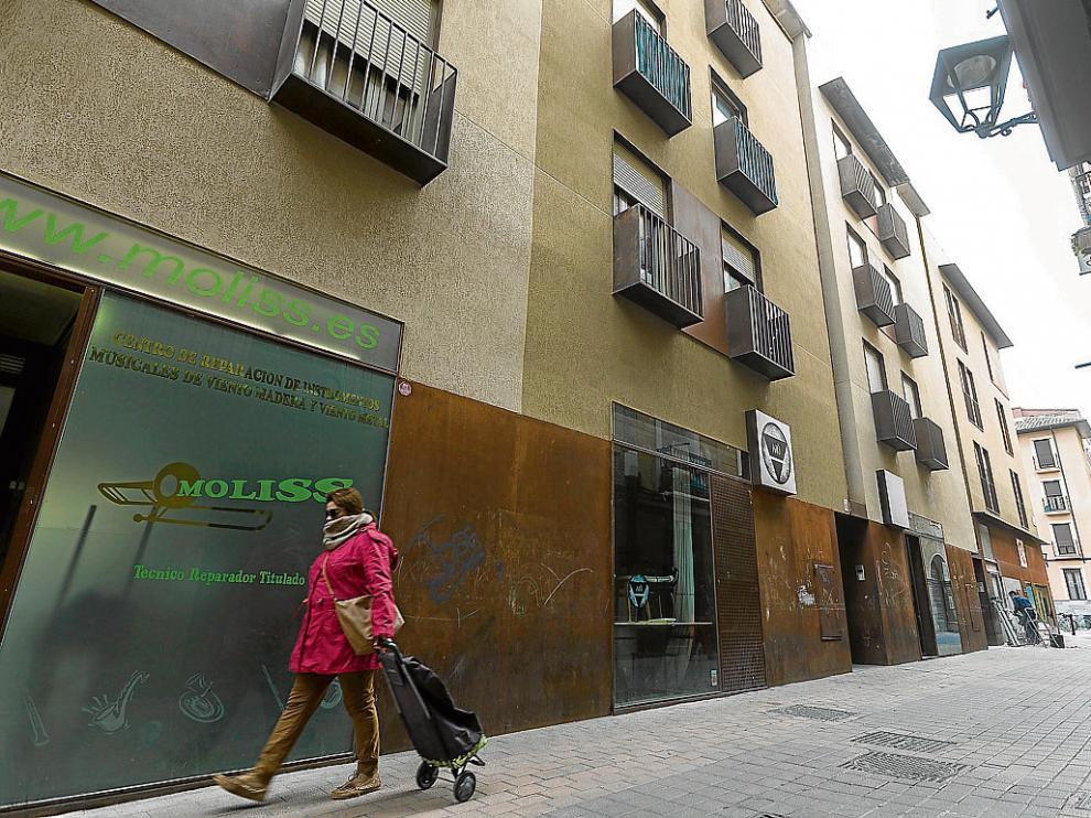 A la derecha, edificio donde se encuentra la vivienda social de uno de los morosos, en Las Armas.