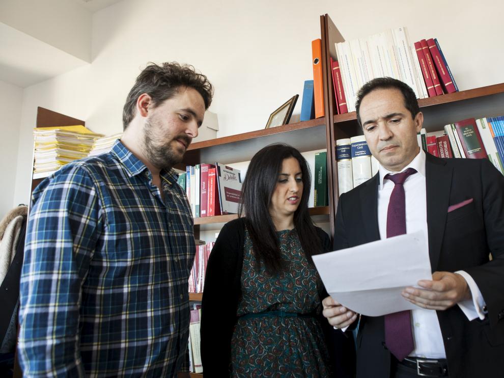 El abogado del Defensor del Paciente en Aragón, Ricardo Agóiz, junto a los padres del bebé