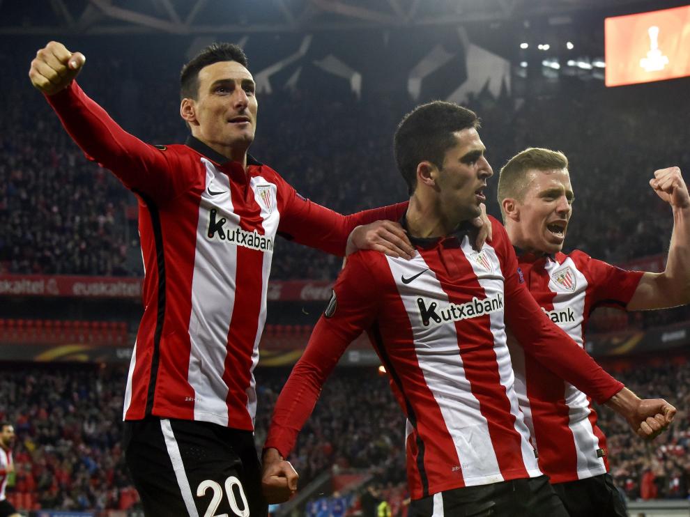 Los jugadores del Athletic celebran el gol de Merino.