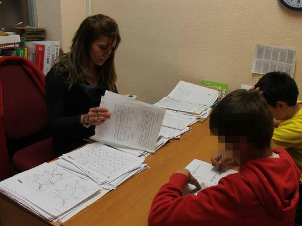 Imagen de archivo de dos niños con TDA-H realizando ejercicios para focalizar la atención en la asociación aragonesa AATEDA.