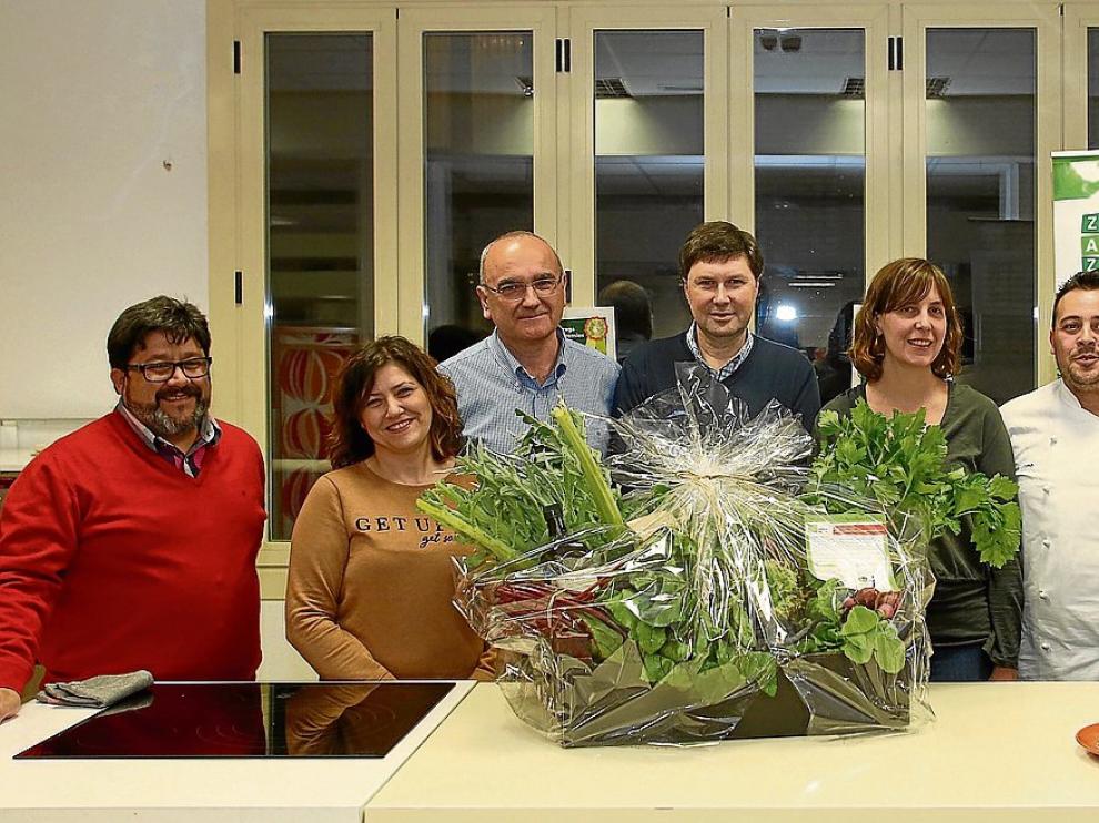 Los vencedores del concurso, junto a los miembros del jurado y promotores.