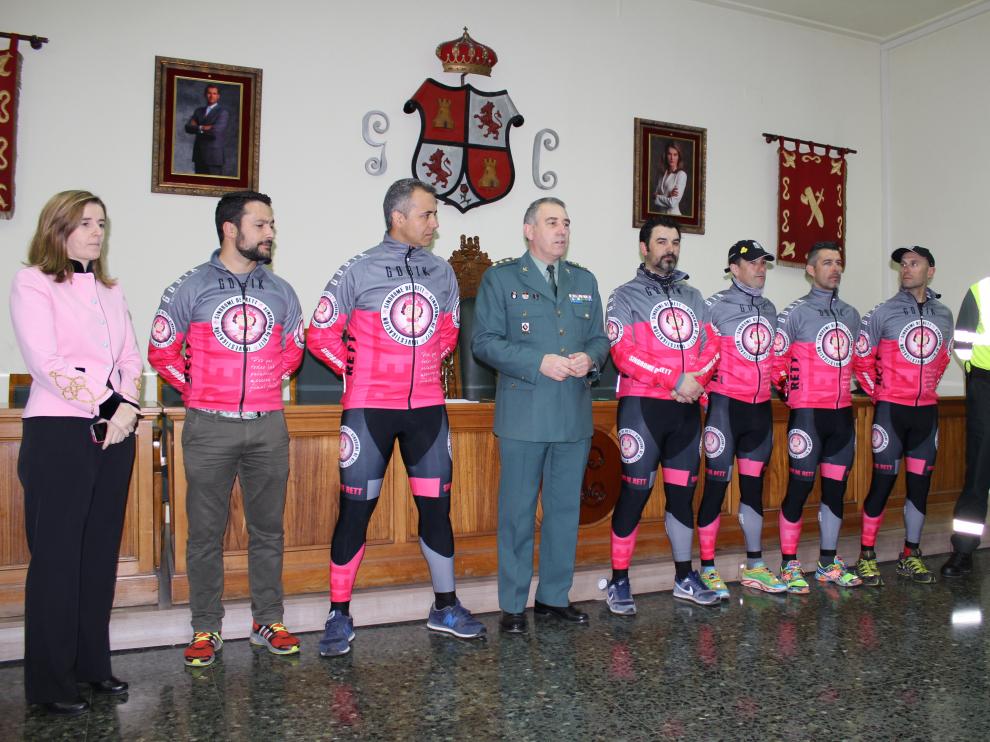 Una imagen de los ciclistas y miembros de la Guardia Civil.