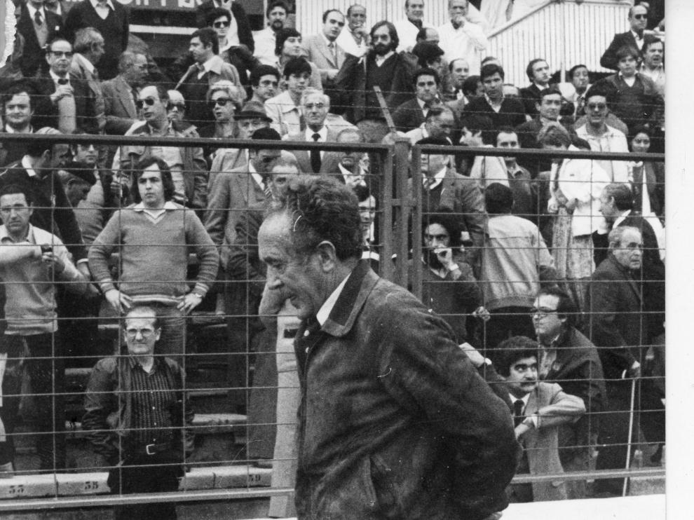 Rafa Iriondo, en la banda de La Romareda, durante un partido del Real Zaragoza en la temporada 1971-72