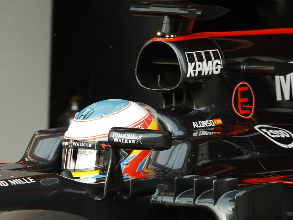 Fernando Alonso se ha pasado la matinal observando cómo los mecánicos intervenían en el coche.