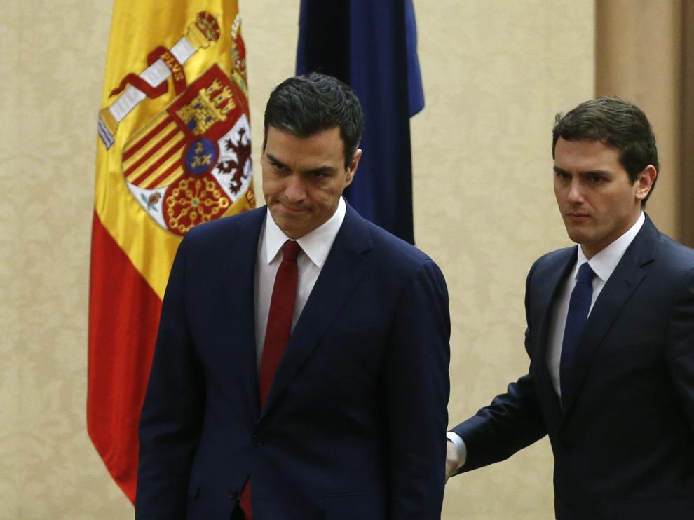 El candidato socialista a la Presidencia,Pedro Sánchez, junto al presidente de Ciudadanos, Albert Rivera, ayer en el Congreso.