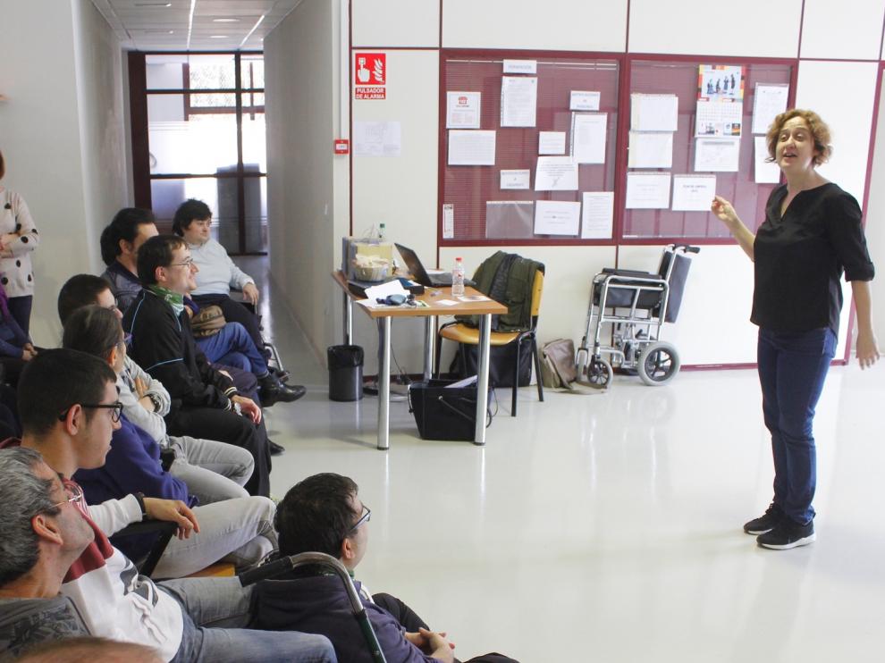 Paula Carballeira durante la sesión ofrecida en el centro de Atades.
