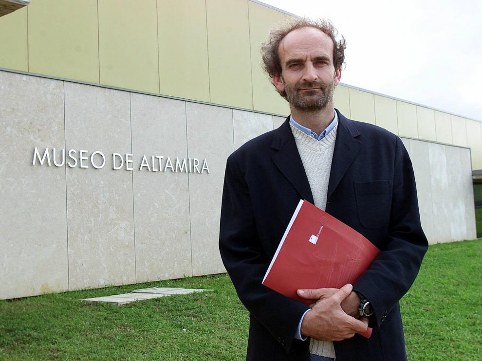 José Antonio Lasheras, frente a la institución que dirigía